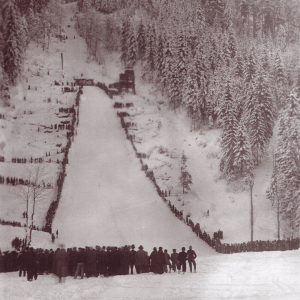 Die große Sprungschanze wurde im Herbst 1932 im Rahmen des Freigeld-Bauprogrammes errichtet und im Februar 1933 feierlich eröffnet. Foto: Unterguggenberger Institut