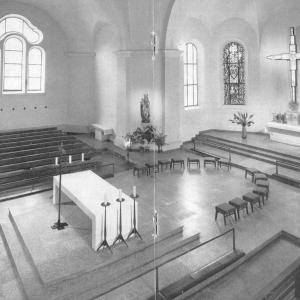 Altarraum der Pfarrkirche nach der großen Umgestaltung des Kirchenraumes 1961. Die Wörgler Kirche war eine der ersten, welche im Zuge des 2. Vatikanischen Konzils die Ausrichtung der Zelebrierung "zum Volk" änderte.