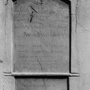 Grabstein an Kirchenmauer (Anton Harlander)