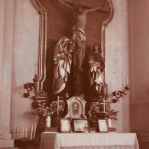 Seitenaltar mit Kreuzigungsgruppe (Pfarrkirche zum hl. Laurentius, Wörgl)