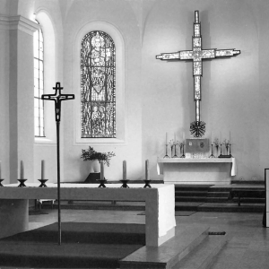 Altarraum nach Umgestaltung der Pfarrkirche im Geiste des 2. Vatikanischen Konzils (Pfarrkirche zum hl. Laurentius, Wörgl)