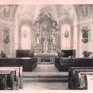 Blick zum Altarraum der Pfarrkirche zum hl. Laurentius, Wörgl nach der Kirchenerweiterung 1912. Die Fenster wurden 1945 durch die Bombenexplosionen in unmittelbarer Umgebung vollständig zerstört.