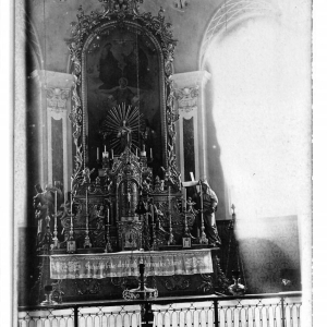 Der Hochaltar des Innsbrucker Bildhauers Franz Egg, welcher im Zuge der Renovierung 1906 eingebaut und mit der Kirchenvergrößerung 1912 weiterverwendet wurde. Nach dem 2. Weltkrieg wurde er von Peter v. Stadl umgestaltet bevor er 1961 im Rahmen der Umgestaltung entfernt wurde