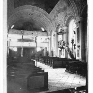 Innenraum der Pfarrkirche nach der letzten Renovierung 1906 im Stil des Neubarock vor der Kirchenerweiterung 1912.