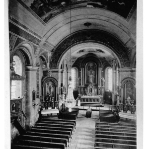 Der Innenraum der Kirche mit der historischen Ausstattung (um 1860) vor der Kirchenerweiterung 1912. Der hier sichtbare Innenraum der Kirche ist jener, der 1748 im barocken Stil errichtet wurde. Davon sichtbar sind heute noch die Seitenwände (zB im Bereich der hier sichtbaren Kanzel)