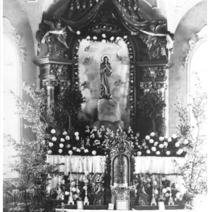 Zum Hochfest Mariä Himmelfahrt prächtig geschmückter ehem. Hochaltar in der Pfarrkirche Wörgl (1961 im Rahmen der Umgestaltung entfernt).