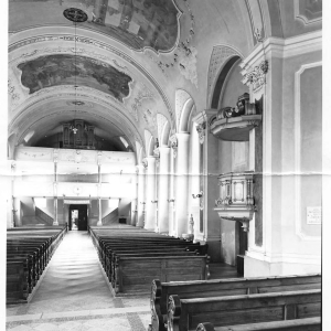 Innenraum der Pfarrkirche vor der Umgestaltung 1961 mit der ehem. Kanzel und den nicht mehr vorhandenen Deckenfresken. Ebenfalls erkennbar ist noch die Doppelempore, die ebenfalls nicht mehr in dieser Art vorhanden ist.