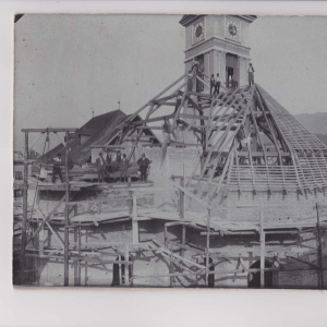 Dachstuhlbau im Rahmen der neubarocken Erweiterung der Kirche 1912 (Zimmermeister Johann Gwiggner)