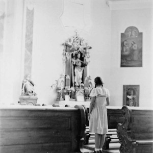 Rechtes Seitenschiff in der Pfarrkirche zum hl. Laurentius, Wörgl mit Seitenaltar (1961 im Rahmen der Umgestaltung entfernt)