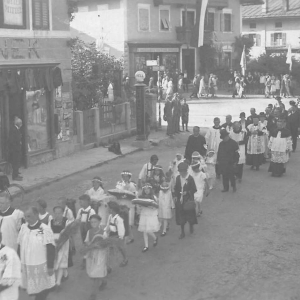 Fronleichnamsprozession 1913 in Wörgl. Die Prozession biegt von der Wildschönauer Straße in Rtg. Pfarrkirche zur Innsbrucker Straße ein.