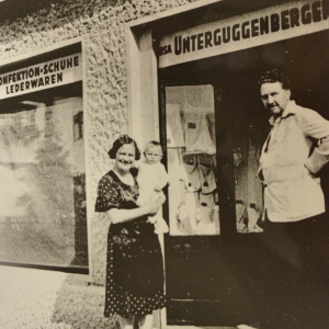 Der Dichter Ezra Pound 1935 mit Rosa Unterguggenberger und ihrem jüngsten Sohn Silvio am Arm