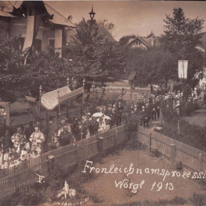 Fronleichnamsprozession 1913 in Wörgl entlang der heutigen Brixentaler Straße.