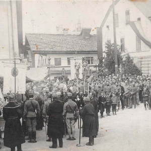 Fronleichnamsprozession 1913 in Wörgl am heutigen Andreas-Hofer-Platz.