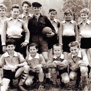 Fußball in Wörgl, stehend v.li: Hörtnagl, Hechenberger, 5. Ager Reinhold; knieend v.li: Coradello Emil, Eder Heinz, Simperl Rupert, Frühwirt Egon
