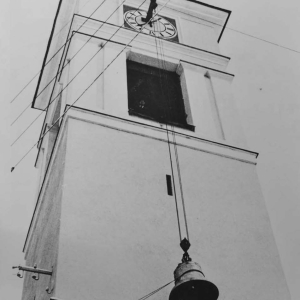 Glockenweihe am 17.12.1950: Unter Beteiligung der Bevölkerung werden die Glocken in den Kirchturm hochgezogen.