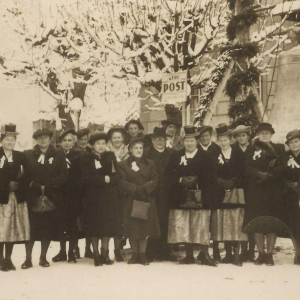 Glockenweihe am 17.12.1950: Glockenpatinnen (9. v. l. Frau Pichler Midi, 5. v. l. Frau Hutterer und 3. v. r. Frau Anker)