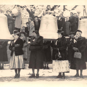 Glockenweihe am 17.12.1950: Die Glocken mit ihren Patinnen