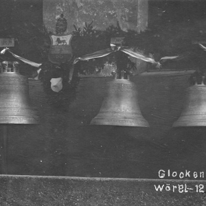Glockenweihe am 12.08.1923: Es wurden 3 neue Glocken der Gießerei Graßmayr aus Innsbruck geliefert und ersetzten jene Glocken, die im Zuge des 1. Weltkrieges eingeschmolzen wurden. Sie sollten jedoch  nur 19 Jahre überdauern, bevor sie 1942 erneut abgegeben werden mussten.