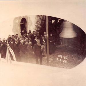Glockenweihe am 12.08.1923: Die Inszenierung samt Schmuck wurde durch Johann Seisl (vorne Mitte stehend) ausgearbeitet.