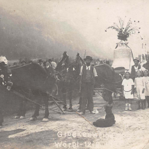 Glockenweihe am 12.08.1923: Ankunft der neuen Glocken von Innsbruck kommend vor Wörgl
