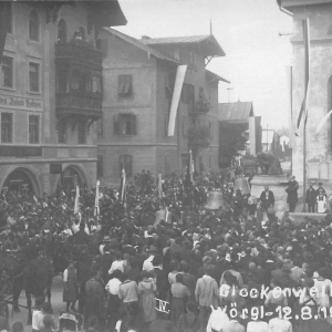 Glockenweihe am 12.08.1923: Ankunft der Glocken bei der Pfarrkirche unter großer Teilnahme der Bevölkerung.