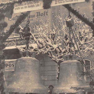 Glockenweihe am 17.12.1950: Präsentation der neuen Glocken am Andreas-Hofer-Platz vorm GH zur Neuen Post