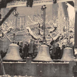 Glockenweihe am 17.12.1950: Die drei kleineren Glocken v.l.n.r.: Aveglocke, Messglocke und Florianiglocke