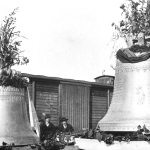 Glockenweihe am 12.08.1923: Rechts die größte Glocke, welche noch vom vorherigen Glockensatz aus 1910 durch Initiative von Kaiser Karl in Wörgl verblieb.