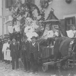 Glockenweihe am 12.08.1923: Wagnermeister Albert mit Festwagen vor der Volksschule.