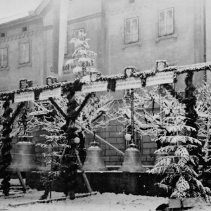 Glockenweihe am 17.12.1950: Die fünf neuen Glocken aus der Gießerei Oberascher in Salzburg (v.l.n.r.: Friedens-, Krieger-, Ave-, Mess- und Florianiglocke)