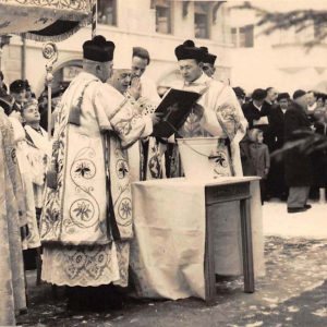 Glockenweihe am 17.12.1950: Am rechten Rand Pfarrer Riedlsperger, in der Mitte Fürsterzbischof Rohracher