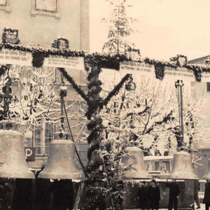 Glockenweihe am 17.12.1950: Präsentation der fünf neuen Glocken am Andreas-Hofer-Platz