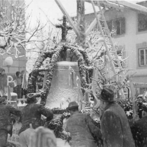 Glockenweihe am 17.12.1950: Empfang und Montage der Glocken am Gerüst zur Weihe.