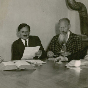 BM M. Unterguggenberger (2.v.L)., mit den Treuhändern der Nothilfe-Aktion Dr. Georg Stawa (links) und Pfarrer Matthias Riedelsperger (rechts) sowie Gemeindesekretär Rudolf Winkler