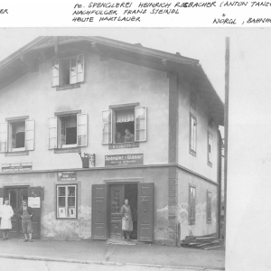 Spenglerei Rißbacher, später Steindlglas und heute die Firma Hartlauer