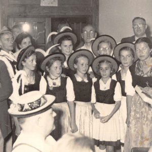 Haselsteinerchor am 01.09.1951 in der Hauptschule Wörgl, vorne 3.v.l. Ladstätter Anni, 1.v.l. Kober Margit 3.v.rü. Prohaska Helga, hinten Mitte Wimpissinger Martha, rechts Herma Haselsteiner, 2.v.r Koppelstätter Martha