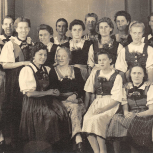 Tiroler Chor v. l. Hans Egger Harfe, Herma Haselsteiner, Berta Kainzner, eine Schönheit und Jodlerin dieser Zeit.