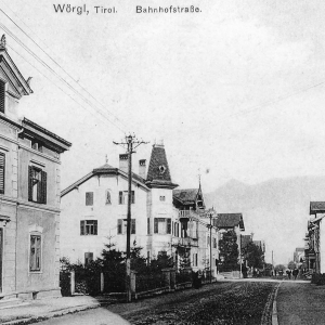 ca. 1910, Bahnhofstraße, Cafe Central, Caliari Haus, dahinter Garten der Apotheke, Perathoner Haus