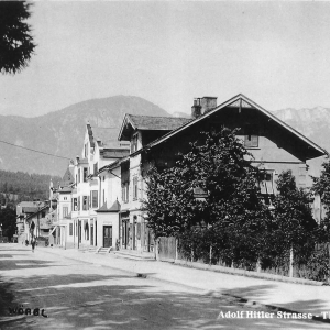 ca. 1943, Adolf Hitler Straße mit Apotheken und Realitäten - Hypotheken Schild