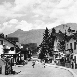 ca. 1960, Bahnhofstraße, re. Drogerie Egger, li. Meinl Geschäft