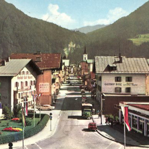 Steinadler Moden noch rechts am Beginn der Bahnhofstraße