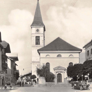 ca. 1909, früher Kirchplatz, jetzt Andreas Hofer Platz, li. Gasthof Alte Post, re. Gasthof Neue Post