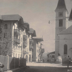 ca. 1909, früher Kirchplatz, jetzt Andreas Hofer Platz, li. Gasthof Alte Post, re. Gasthof Volland