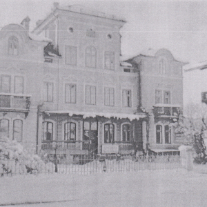 ca. 1930, Bahnhofstraße, li. Cafe Central, Kirche und re. Apotheke