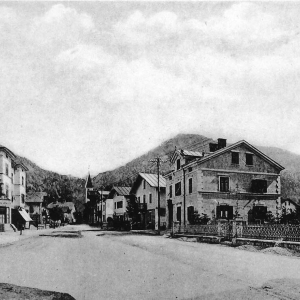 ca. 1930, Bahnhofstraße, li. Cafe Central, Kirche und re. Apotheke