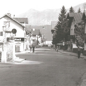 ca. 1960, Bahnhofstraße, re. Drogerie Egger, li. Meinl Geschäft