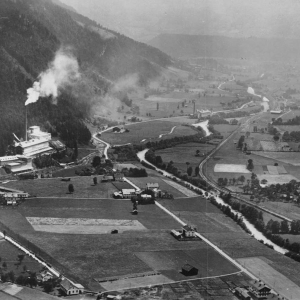 Saullichwerk mit Rohmühlentrakt, die Romanzementmühle Bruggermühl und ganz unten am Mühlbach die Walch-Zentrale. ca. 1920,