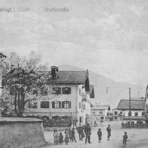 ca. 1909, früher Kirchplatz, jetzt Andreas Hofer Platz, li. Gasthof Neue Post, dahinter Gasthof Volland, re. Balkone vom GH Alte Post, dahinter Gollner und Bäckerei Mitterer