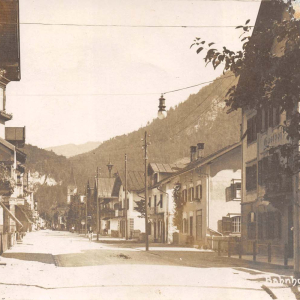 Bahnhofstraße li. Rudolf Strobl, Spezerei und Manufakturwaren