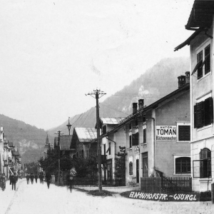 ca. 1915, re. Gasthaus Rose, Büchsenmacher A. Toman, Bäckerei Eder, Gerstner, Brau AG, li. KH Schwingshackl, Blattl Haus